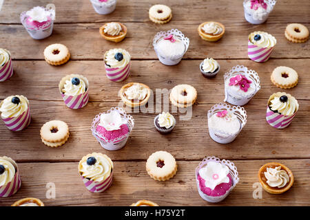 Table avec divers petits gâteaux, tartes et biscuits. Studio shot. Banque D'Images