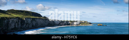 Vue depuis l'île de Carrick le long de la côte d'Antrim, Irlande Banque D'Images