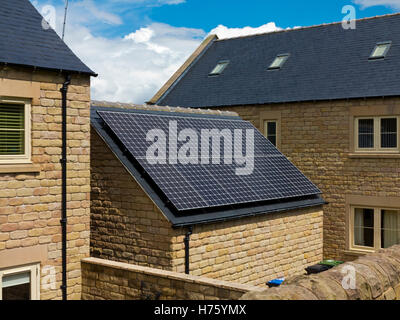 Des panneaux solaires sur toit de maison récemment construite dans le Derbyshire, Angleterre, Royaume-Uni Banque D'Images