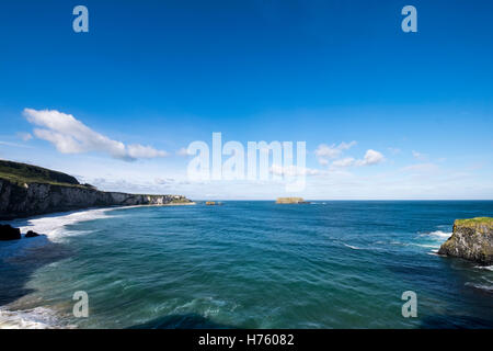 Vue depuis l'île de Carrick le long de la côte d'Antrim, Irlande Banque D'Images