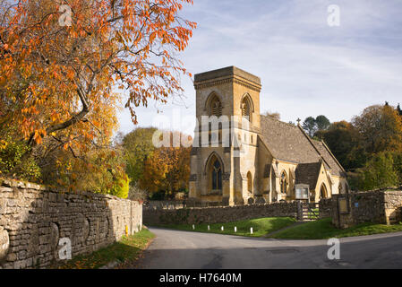 St Barnabas Church en automne, Snowshill, Cotswolds, Gloucestershire, Angleterre Banque D'Images