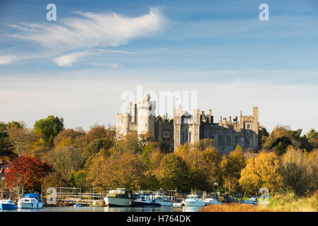 Vue d'Arundel Castle sur une après-midi ensoleillée d'automne, West Sussex, UK Banque D'Images