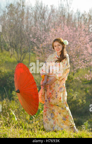 Asian woman wearing kimono traditionnel japonais Banque D'Images
