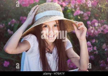 Portrait d'une jeune fille portant un chapeau de paille Banque D'Images