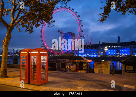 Téléphone rouge des boîtes et London Eye, Londres, Angleterre, le mercredi, Septembre 28, 2016. Banque D'Images