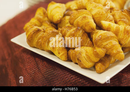 Les croissants sur un plat de service Banque D'Images
