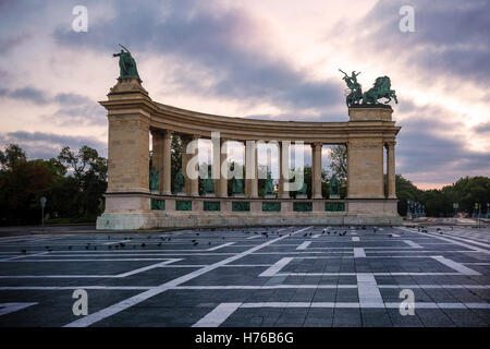 Lever du soleil à la Place des Héros, Budapest, Hongrie Banque D'Images