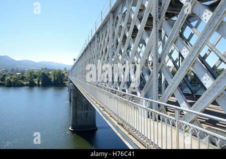 Pont de fer sur la rivière Minho qui relie les villes de tui en Espagne et Valenca au Portugal. Banque D'Images