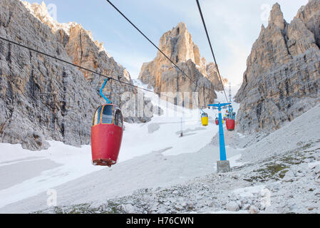 Télécabine pour Forcella Staunies sur Monte Cristallo à les Dolomites, Italie. Banque D'Images