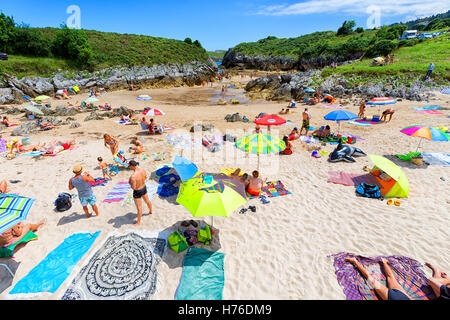 La plage Playa de Buelna, Llanes, Asturias, Espagne, Europe Banque D'Images