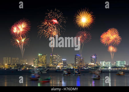 Festival Fireworks sur Pattaya Beach la nuit, Chonburi, Thaïlande Banque D'Images