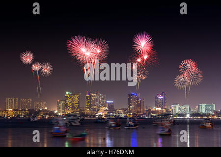 Festival Fireworks sur Pattaya Beach la nuit, Chonburi, Thaïlande Banque D'Images