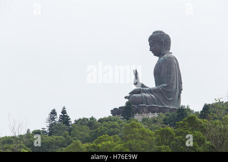 L'énorme Tian Tan Buddha au monastère Po Lin à Hong Kong Banque D'Images