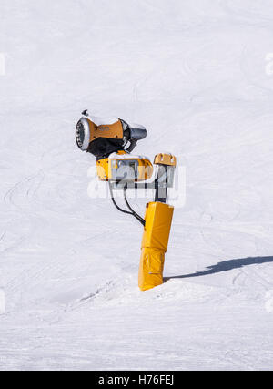 Machine à neige, appelé aussi canon à neige canon à neige ou dans les Alpes autrichiennes près de Solden Banque D'Images