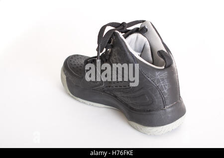 Une aire de modern high-top noir cuir et maille chaussures de basket-ball sneaker, isolated on white Banque D'Images