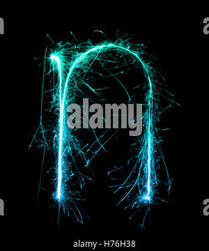 Sparkler firework alphabet lumière n (petites lettres) à l'arrière-plan de nuit Banque D'Images