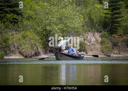 Deux hommes le poisson dans la rivière Kootenai NW Montana hors d'un bateau à la dérive. Banque D'Images