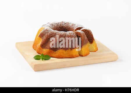 Gâteau bundt en tranches sur une planche à découper en bois Banque D'Images