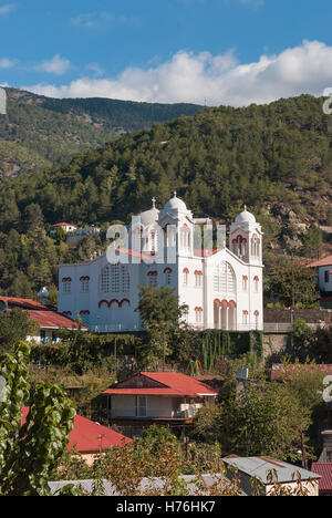 Magnifique vue sur la grande église de Sainte Croix. Pedoulas village. Montagnes Troodos. Chypre. Banque D'Images