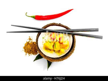 La noix de coco, Riz et poulet au curry isolé sur blanc, vue d'en haut Banque D'Images