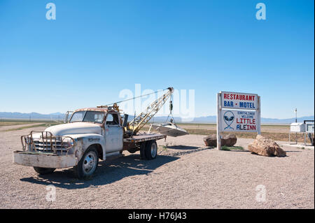 Le signe en face de la petite A'le'Inn sur l'extraterrestre l'Autoroute Près de la zone 51 dans le Nevada Rachel Banque D'Images