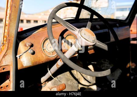 Un vieux camion rouillé interior Banque D'Images