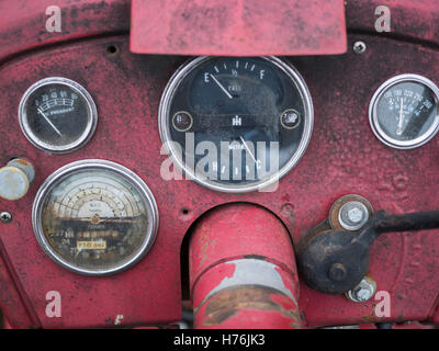 Vieux tracteur utilisé par les petits agriculteurs Banque D'Images