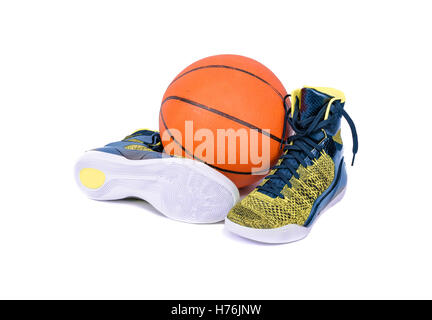 Haut ultra moderne haut de couleur jaune et bleu basket-ball chaussures sport avec un terrain de basket-ball, isolated on white Banque D'Images