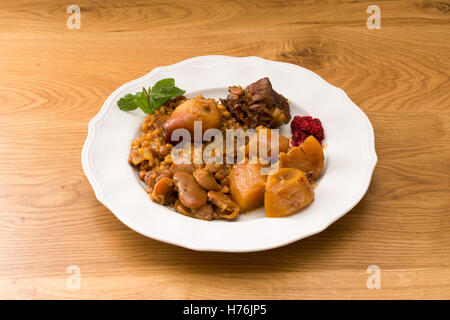 Juif traditionnel Tcholent (Hamin) préparé est Israël comme plat principal pour le repas de Chabbat faites à partir de boeuf, pommes de terre, haricots, barle Banque D'Images