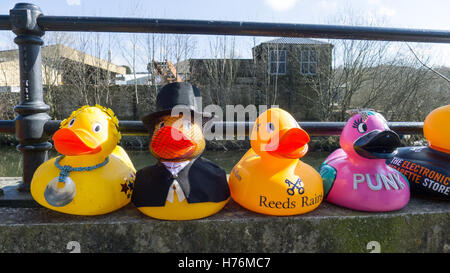 Liens sponsorisés Les canards en plastique Banque D'Images