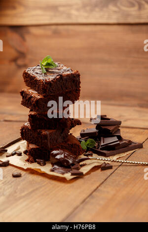 Plaque avec de délicieux brownies au chocolat Banque D'Images