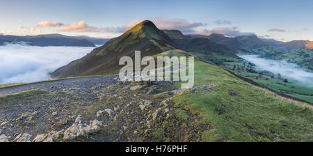 Vue du sommet des cloches et le chat de Skelgill Newlands Valley Bank au-dessus d'une inversion de température, de Lake District Banque D'Images