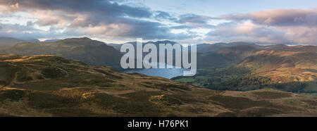 Ullswater et les collines environnantes de Gowbarrow Fell, Lake District National Park, Angleterre, RU Banque D'Images