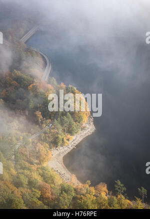 Barrage de Thirlmere Raven Crag en automne, le parc national de lake District, England, UK Banque D'Images