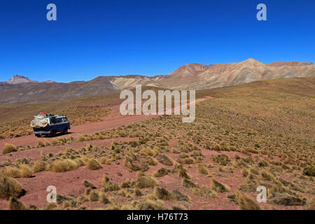 Van abondend croisière une route dans les Andes boliviennes montagnes dans une très belle vallée près de Tupiza Banque D'Images