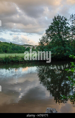 L'Orne et les champs voisins, près des villages de Clecy et Vey, en Normandie, France. Cette région est connue comme norme Suisse Banque D'Images