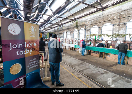 L'Angleterre, Tunbridge Wells. CAMRA vraie bière La bière de vieille locomotive hangar. Inscription Inscrivez-vous ici aujourd'hui, '' à l'entrée, puis salle avec peu de gens. Banque D'Images