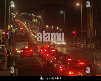 Le trafic de nuit lourde et Great Western Road Banque D'Images