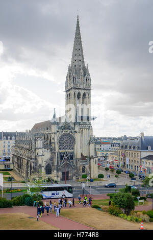 CAEN, FRANCE - 19 septembre 2012 : vue sur l'église de Saint-Pierre, avec les habitants et les visiteurs, à Caen, Normandie, France Banque D'Images