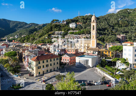 Vue de la ville de Moneglia, Ligurie, Italie, entouré de collines. Banque D'Images