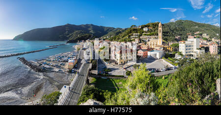 Vue panoramique sur la mer Méditerranée et la ville côtière de Moneglia, Ligurie, Italie. Banque D'Images