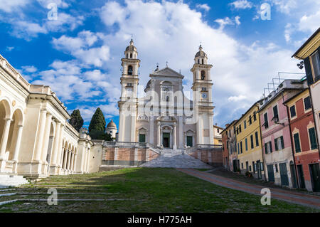 Basilica collegiata di Santo Stefano, une église catholique romaine dans l'architecture baroque de la ville de Lavagna, Ligurie, Italie. Banque D'Images