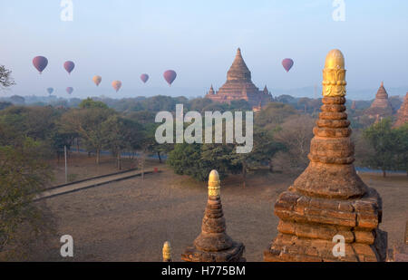 Ballons survolant les temples à l'aube à Bagan Myanmar Banque D'Images