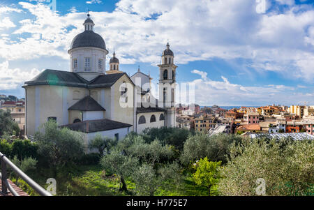 Vue extérieure de la basilique collegiata di Santo Stefano, une église catholique romaine dans l'architecture baroque de la ville de Lavagna, Ligurie, Italie. Banque D'Images