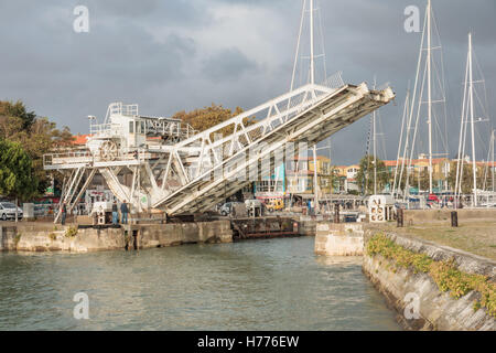 LA ROCHELLE, FRANCE - 02 octobre 2012 : Pont mobile à l'entrée du vieux port à La Rochelle, France. La Rochelle est un EC Banque D'Images