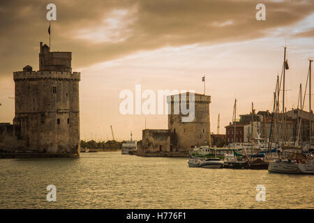 LA ROCHELLE, FRANCE - 02 OCTOBRE : Des tours de l'ancienne forteresse de La Rochelle, France le 02 octobre 2012. La chaîne entre tower Banque D'Images