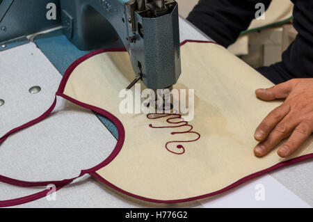 La broderie d'un nom en caractères script à l'aide d'une machine d'assemblage. Banque D'Images