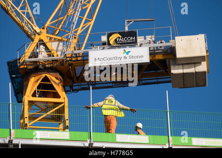 Les constructeurs travaillent sur les propriétés de la retraite en face South Parade Pier à Southsea Banque D'Images
