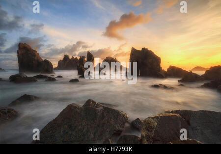 Rocky beach at sunset, Pegadung Beach, Lampung, Indonésie Banque D'Images