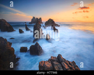 Rocky beach at sunset, Pegadung Beach, Lampung, Indonésie Banque D'Images